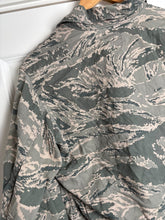 Charger l'image dans la galerie, Surplus US Air Force UCP Uniform Jacket 36R - The Militaria Shop