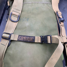 Charger l'image dans la galerie, Genuine British Army DPM Camouflaged Individual Hydration System - The Militaria Shop