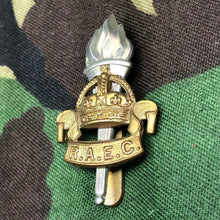 Load image into Gallery viewer, Original WW2 British RAEC Royal Army Education Corps Cap Badge - Kings Crown - The Militaria Shop