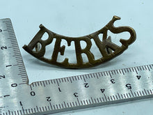 Load image into Gallery viewer, Original WW1 British Army Berkshire BERKS Regiment Shoulder Title - The Militaria Shop