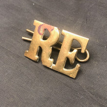 Load image into Gallery viewer, Original WW1 British Army Royal Engineers RE Brass Shoulder Title - The Militaria Shop