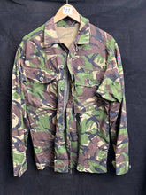 Charger l'image dans la galerie, Surplus British Army DPM Camouflaged Jacket Combat Lightweight - Size 180/96 - The Militaria Shop