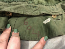 Lade das Bild in den Galerie-Viewer, Original Korean War Era British Army Middle Parka Detatchable Hood - Size Large - The Militaria Shop