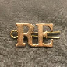 Load image into Gallery viewer, Original WW1 British Army Royal Engineers RE Brass Shoulder Title - The Militaria Shop
