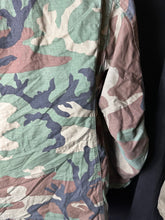 Lade das Bild in den Galerie-Viewer, Genuine US M65 Woodland Camouflage Field Jacket - Small Short - The Militaria Shop