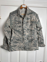 Lade das Bild in den Galerie-Viewer, Surplus US Air Force UCP Uniform Jacket 40 chest - The Militaria Shop