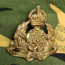 Charger l'image dans la galerie, Original WW1 British Cap Badge - Derbyshire Yeomanry - The Militaria Shop