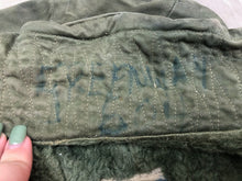 Lade das Bild in den Galerie-Viewer, Original Korean War Era British Army Middle Parka Detatchable Hood - Size Large - The Militaria Shop