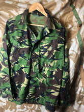 Lade das Bild in den Galerie-Viewer, Genuine British Army Lightweight Camouflaged Combat Jacket Woodland DPM 180/96 - The Militaria Shop