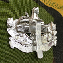 Lade das Bild in den Galerie-Viewer, Original British Army Regimental Cap Badge - Gloucestershire Regiment - The Militaria Shop