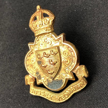 Charger l'image dans la galerie, Original British Army WW1 Sussex Yeomanry Cap Badge - The Militaria Shop