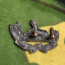 Charger l'image dans la galerie, Original WW1 British Army Cap Badge - Royal Berkshire - The Militaria Shop