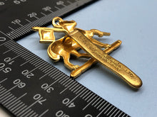 Lade das Bild in den Galerie-Viewer, Genuine British Army Queen's Royal Regiment (West Surrey) Cap Badge - The Militaria Shop