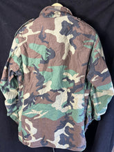 Lade das Bild in den Galerie-Viewer, Genuine US M65 Woodland Camouflage Field Jacket - Medium Long - The Militaria Shop