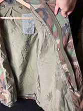 Lade das Bild in den Galerie-Viewer, Genuine US M65 Woodland Camouflage Field Jacket - Small Short - The Militaria Shop