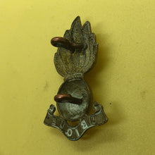 Load image into Gallery viewer, Original WW1/WW2 British Army Royal Artillery Cap Badge - The Militaria Shop