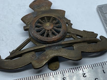 Lade das Bild in den Galerie-Viewer, Original WW1 / WW2 Royal Artillery Cap Badge - Unusual Variation - The Militaria Shop