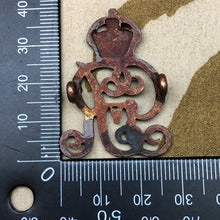 Load image into Gallery viewer, Original WW1 British Army Officers Bronze Norfolk Yeomanry Cap Badge - The Militaria Shop