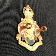 Charger l'image dans la galerie, Original British Army WW1 Sussex Yeomanry Cap Badge - The Militaria Shop