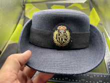 Lade das Bild in den Galerie-Viewer, Original British Women's - Royal Air Force RAF Cap & Badge - Size 54cm - The Militaria Shop