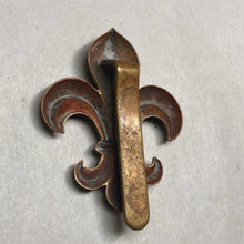 Load image into Gallery viewer, Original WW1 British Army Manchester Regiment Cap Badge - The Militaria Shop