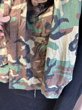 Lade das Bild in den Galerie-Viewer, Genuine US M65 Woodland Camouflage Field Jacket - Medium Long - The Militaria Shop