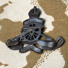 Load image into Gallery viewer, Original WW2 British Army Royal Artillery Officers Bronze Cap Badge - The Militaria Shop