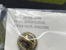 Lade das Bild in den Galerie-Viewer, Original US Air Force Senior Pilot Dress Uniform Wing Badge - Unissued in Packet - The Militaria Shop