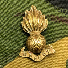 Load image into Gallery viewer, Original WW2 British Army Collar Badge - Royal Artillery - The Militaria Shop