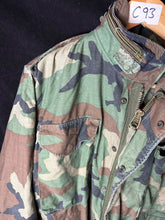 Lade das Bild in den Galerie-Viewer, Genuine US M65 Woodland Camouflage Field Jacket - Small Short - The Militaria Shop