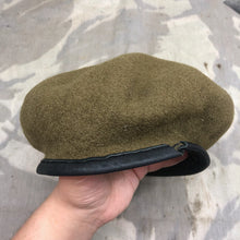 Lade das Bild in den Galerie-Viewer, Genuine British Army Beret - Guards Regiment - Size 52 - The Militaria Shop