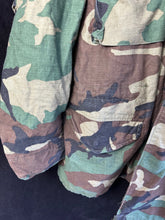 Lade das Bild in den Galerie-Viewer, Genuine US M65 Woodland Camouflage Field Jacket - Medium Long - The Militaria Shop
