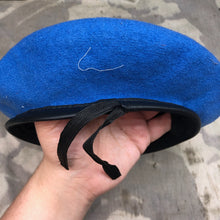 Lade das Bild in den Galerie-Viewer, Genuine British Army Forces Beret - UN United Nations - Size 53 - The Militaria Shop