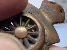 Lade das Bild in den Galerie-Viewer, Original WW1 / WW2 Royal Artillery Cap Badge - Unusual Variation - The Militaria Shop