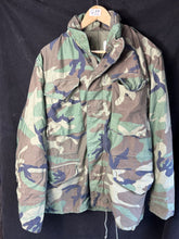 Lade das Bild in den Galerie-Viewer, Genuine US M65 Woodland Camouflage Field Jacket - Small Regular - The Militaria Shop