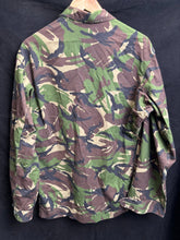Charger l'image dans la galerie, Surplus British Army DPM Camouflaged Jacket Combat Lightweight - Size 180/96 - The Militaria Shop