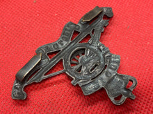 Charger l'image dans la galerie, Original Queen's Crown British Army Officer's Royal Artillery Bronze Cap Badge - The Militaria Shop