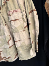 Lade das Bild in den Galerie-Viewer, Gulf War US Army DCU Camouflaged Combat Field Coat/Jacket - Medium/Regular - The Militaria Shop