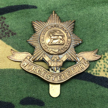 Lade das Bild in den Galerie-Viewer, Original WW1 British Cap Badge - Worcestershire Regiment - The Militaria Shop