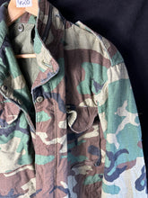Lade das Bild in den Galerie-Viewer, Genuine US M65 Woodland Camouflage Field Jacket - Medium Long - The Militaria Shop