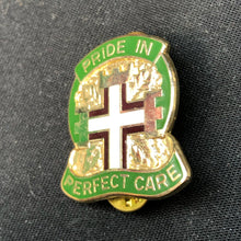 Load image into Gallery viewer, Vintage Enamel Pin - US ARMY MEDICAL 98th GENERAL HOSPITAL Crest DUI Badge - The Militaria Shop