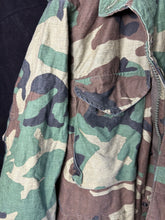 Lade das Bild in den Galerie-Viewer, Genuine US M65 Woodland Camouflage Field Jacket - Medium Long - The Militaria Shop