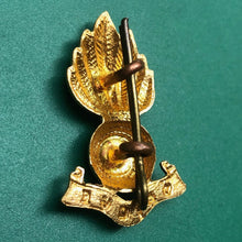 Load image into Gallery viewer, Genuine British Army Cap Badge - Royal Artillery - The Militaria Shop
