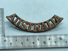 Lade das Bild in den Galerie-Viewer, Original WW1 / WW2 Australia Brass Shoulder title - The Militaria Shop