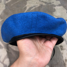 Lade das Bild in den Galerie-Viewer, Genuine British Army Forces Beret - UN United Nations - Size 53 - The Militaria Shop