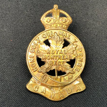 Lade das Bild in den Galerie-Viewer, Original British Army WW1 / WW2 Royal Montreal Regiment Cap Badge - The Militaria Shop