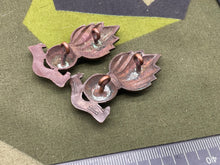 Charger l'image dans la galerie, Original WW1/WW2 British Army Royal Artillery Ubique Bronze Cap / Collar Badges - The Militaria Shop