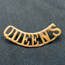 Lade das Bild in den Galerie-Viewer, Original WW1 British Army Brass Shoulder Title - Queen's Regiment - The Militaria Shop