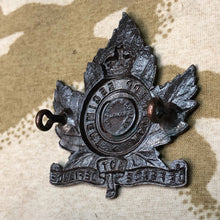Load image into Gallery viewer, Original Canadian Army WW1 29th Waterloo Regiment Bronze Cap Badge - The Militaria Shop