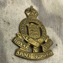 Charger l'image dans la galerie, Original British Army Royal Army Ordnance Corps RAOC Cap Badge - The Militaria Shop